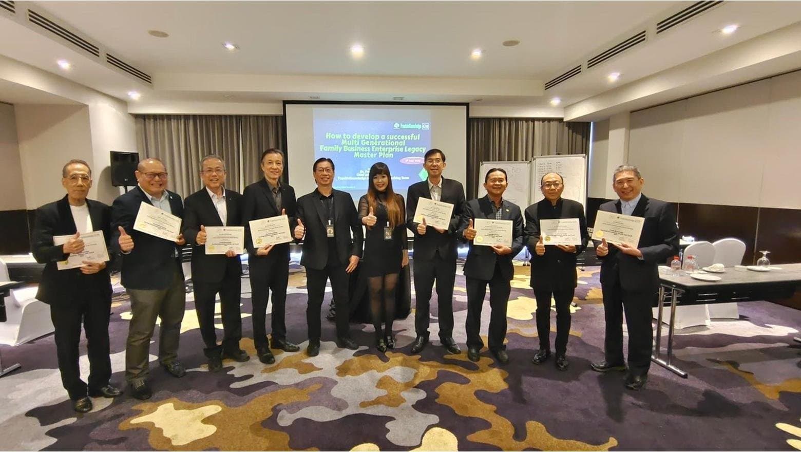 Dr. Harry Nguyễn Văn Hường cùng các cố vấn đến từ nhiều quốc gia nhận chứng nhận từ FrankieKnowledge Global cho lĩnh vực Family Business Legacy.