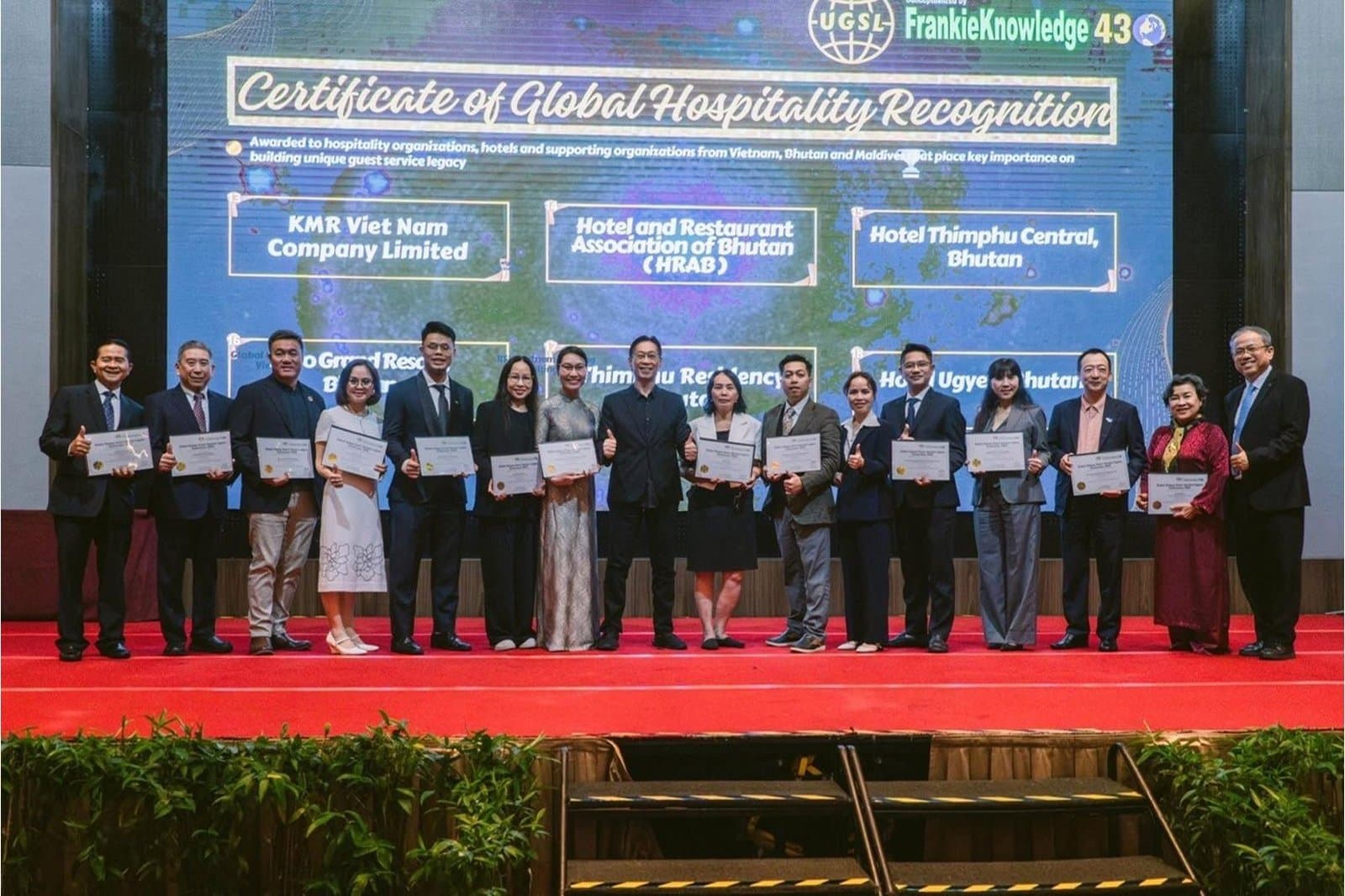 Lễ trao Certificate of Global Hospitality Recognition cho các đơn vị lưu trú tại Việt Nam và Bhutan có thành tích xây dựng trải nghiệm khách hàng nổi bật, tại FrankieKnowledge 43.