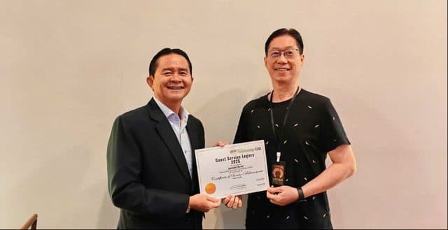 Dr. Harry Nguyễn Văn Hường nhận chứng nhận Guest Service Legacy 2025 từ FrankieKnowledge Global.
